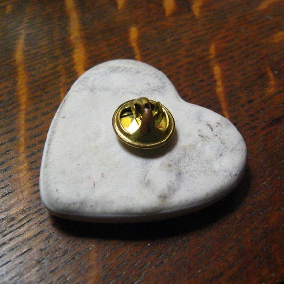❤️ Vintage 1970's Ceramic Heart Lapel Pin - Picture 4 of 4